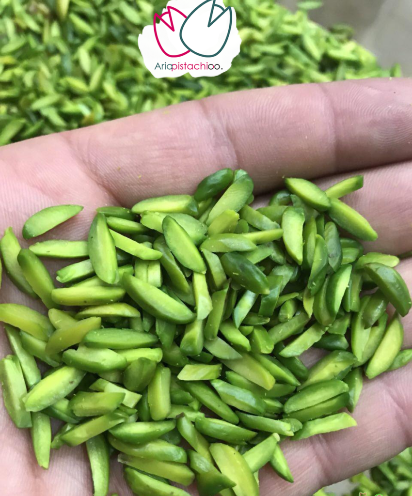 خلال پسته روی برنج